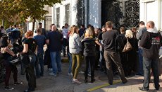 Люди в очереди у центра переливания крови для ее сдачи пострадавшим при взрыве в Керченском политехническом колледже Люди в очереди у центра переливания крови для ее сдачи пострадавшим при взрыве в Керченском политехническом колледже