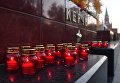 Цветы и свечи на памятнике городу-герою Керчи в Александровском саду в Москве в знак траура по погибшим при взрыве в колледже в Керчи Цветы и свечи на памятнике городу-герою Керчи в Александровском саду в Москве в знак траура по погибшим при взрыве в колледже в Керчи