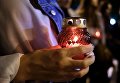 Лампадка в руках у жительницы Краснодара во время акции памяти о погибших при нападении на керченский колледж Лампадка в руках у жительницы Краснодара во время акции памяти о погибших при нападении на керченский колледж