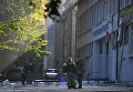 Сотрудники правоохранительных органов у здания Керченского политехнического колледжа, в котором произошли взрыв и стрельба. 18 октября 2018 Сотрудники правоохранительных органов у здания Керченского политехнического колледжа, в котором произошли взрыв и стрельба. 18 октября 2018