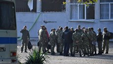Сотрудники правоохранительных органов у здания Политехнического колледжа в Керчи Сотрудники правоохранительных органов у здания Политехнического колледжа в Керчи