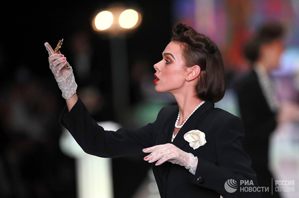 Модель демонстрирует одежду из коллекции Вячеслава Зайцева Русские сезоны в Париже на Mercedes-Benz Fashion Week Russia Модель демонстрирует одежду из коллекции Вячеслава Зайцева Русские сезоны в Париже на Mercedes-Benz Fashion Week Russia