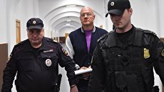 Бывший вице-премьер Крыма Виталий Нахлупин перед рассмотрением ходатайства следствия об его аресте в Басманном суде Москвы. 18 октября 2018 Бывший вице-премьер Крыма Виталий Нахлупин перед рассмотрением ходатайства следствия об его аресте в Басманном суде Москвы. 18 октября 2018