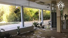 Поврежденный главный вход керченского колледжа Поврежденный главный вход керченского колледжа