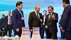 Президент РФ Владимир Путин и президент Узбекистана Шавкат Мирзиеев осматривают макет проекта строительства АЭС в районе озера Тудакуль Президент РФ Владимир Путин и президент Узбекистана Шавкат Мирзиеев осматривают макет проекта строительства АЭС в районе озера Тудакуль