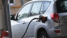 Автомобиль на автозаправочной станции. Архивное фото Автомобиль на автозаправочной станции. Архивное фото