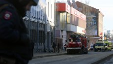 Сотрудники полиции и МЧС РФ у входа в здание управления ФСБ по Архангельской области, где произошел взрыв. Архивное фото Сотрудники полиции и МЧС РФ у входа в здание управления ФСБ по Архангельской области, где произошел взрыв. Архивное фото