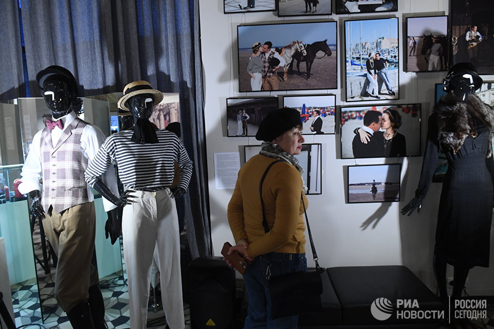 Посетительница выставки «Путешествия как искусство».