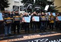 Генеральный директор МИА Россия сегодня Дмитрий Киселев на акции солидарности с руководителем портала РИА Новости – Украина Кириллом Вышинским, задержанным в мае 2018 года в Киеве, у посольства Украины в Москве Генеральный директор МИА Россия сегодня Дмитрий Киселев на акции солидарности с руководителем портала РИА Новости – Украина Кириллом Вышинским, задержанным в мае 2018 года в Киеве, у посольства Украины в Москве