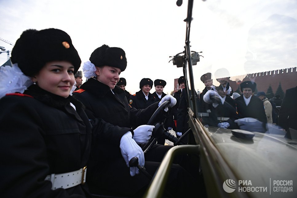 Участницы марша, посвященного 77-летию военного парада 1941 года, на Красной площади в Москве Участницы марша, посвященного 77-летию военного парада 1941 года, на Красной площади в Москве