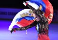 Алина Загитова, завоевавшая золотую медаль в женском одиночном катании на 3-м этапе Гран-при по фигурному катанию в Хельсинки, на церемонии награждения Алина Загитова, завоевавшая золотую медаль в женском одиночном катании на 3-м этапе Гран-при по фигурному катанию в Хельсинки, на церемонии награждения
