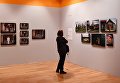 Посетительница на открытии выставки победителей IV международного конкурса фотожурналистики имени Андрея Стенина в Москве Посетительница на открытии выставки победителей IV международного конкурса фотожурналистики имени Андрея Стенина в Москве