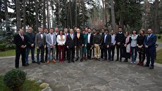 Дмитрий Медведев с победителями IV Международного конкурса фотожурналистики имени Андрея Стенина Дмитрий Медведев с победителями IV Международного конкурса фотожурналистики имени Андрея Стенина