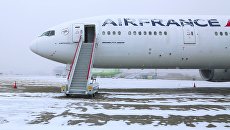 Самолет Boeing-777 авиакомпании Air France в аэропорту Иркутска. Архивное фото Самолет Boeing-777 авиакомпании Air France в аэропорту Иркутска. Архивное фото