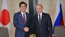 Президент РФ Владимир Путин и премьер-министр Японии Синдзо Абэ во время встречи в Сингапуре. 14 ноября 2018 Президент РФ Владимир Путин и премьер-министр Японии Синдзо Абэ во время встречи в Сингапуре. 14 ноября 2018