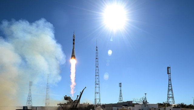 Роскосмос опубликовал кадры сборки ступеней ракеты "Союз-ФГ" 
