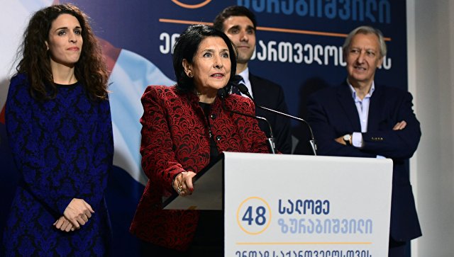 Саломе Зурабишвили выступает перед прессой в своем штабе после окончания голосования во втором туре президентских выборов в Грузии