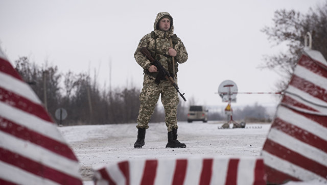 Украинский пограничник на границе с Россией. Архивное