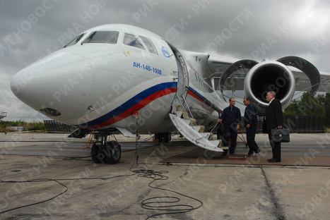 Демонстрация российско-украинского самолета Ан-148 прошла в Воронеже Демонстрация российско-украинского самолета Ан-148 прошла в Воронеже