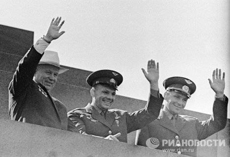Титов, Гагарин и Хрущёв на демонстрации Титов, Гагарин и Хрущёв на демонстрации