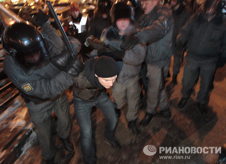 Сотрудники милиции задержали около 60 человек в центре Петербурга Сотрудники милиции задержали около 60 человек в центре Петербурга