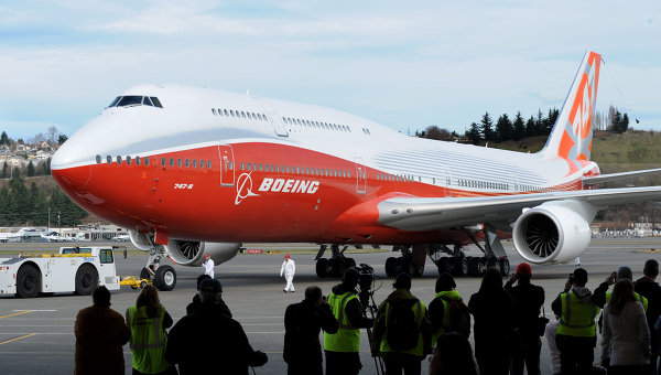 Самый длинный пассажирский самолет Boeing 747-8. Архивное