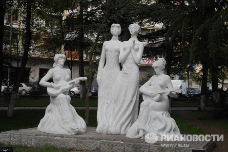 Памятник сестрам Ишхнели в Кутаиси Памятник сестрам Ишхнели в Кутаиси