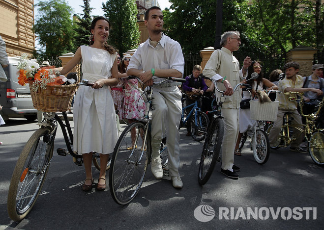 Участники Твидового велопробега на одной из центральных улиц Санкт-Петербурга. Участники Твидового велопробега на одной из центральных улиц Санкт-Петербурга.