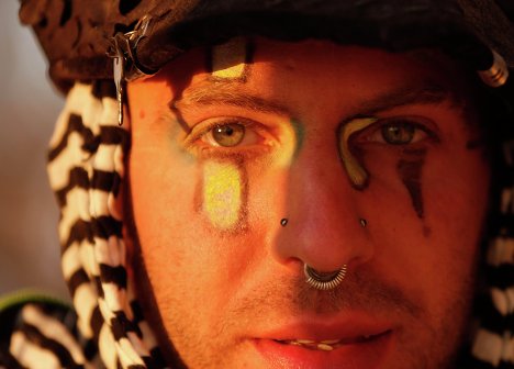 Участник фестиваля Burning Man в пустыне Блэк-Рок (Black Rock desert, пустыня Черной скалы) в штате Невада в США Участник фестиваля Burning Man в пустыне Блэк-Рок (Black Rock desert, пустыня Черной скалы) в штате Невада в США
