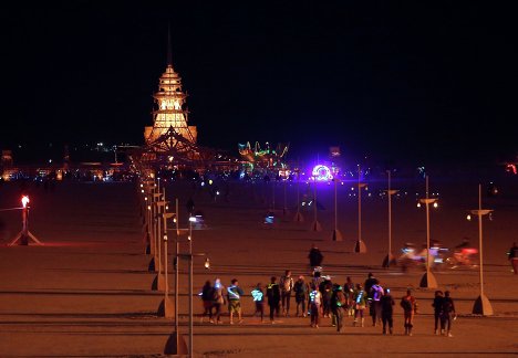 Фестиваль Burning Man в пустыне Блэк-Рок (Black Rock desert, пустыня Черной скалы) в штате Невада в США Фестиваль Burning Man в пустыне Блэк-Рок (Black Rock desert, пустыня Черной скалы) в штате Невада в США