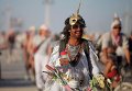 Участник фестиваля Burning Man в пустыне Блэк-Рок (Black Rock desert, пустыня Черной скалы) в штате Невада в США Участник фестиваля Burning Man в пустыне Блэк-Рок (Black Rock desert, пустыня Черной скалы) в штате Невада в США