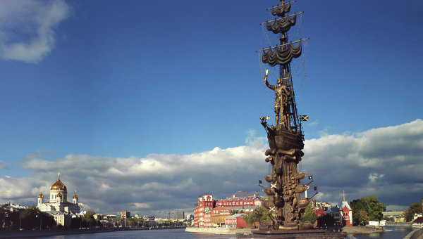 памятник петру 1 в москве фото смотреть