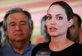 Посол ООН, актриса Анджелина Джоли и Верховный комиссар ООН по делам беженцев Антониу Гутерриш (на заднем плане) в Иордании Посол ООН, актриса Анджелина Джоли и Верховный комиссар ООН по делам беженцев Антониу Гутерриш (на заднем плане) в Иордании