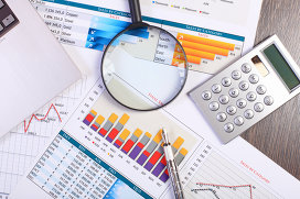 Финансовые расчеты. Архивное фото Финансовые расчеты. Архивное фото