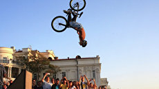 Акробатические прыжки в воду на велосипеде: Fun jumping в Севастополе Акробатические прыжки в воду на велосипеде: Fun jumping в Севастополе