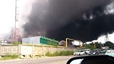 В Новосибирске загорелся крупный склад с краской и пластмассой В Новосибирске загорелся крупный склад с краской и пластмассой