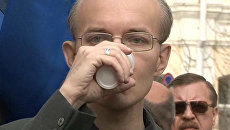 Шеин выпил сока и пошел договариваться с депутатами Шеин выпил сока и пошел договариваться с депутатами