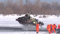 Вытащить из реки упавший вертолет спасателям удалось со второй попытки Вытащить из реки упавший вертолет спасателям удалось со второй попытки