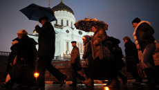 Очередь верующих к поясу Пресвятой Богородицы в храме Христа Спасителя Очередь верующих к поясу Пресвятой Богородицы в храме Христа Спасителя