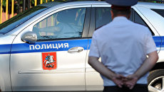 Полицейский автомобиль и сотрудник полиции Полицейский автомобиль и сотрудник полиции