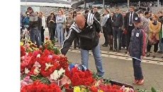Тысячи людей почтили память хоккеистов Локомотива в Минске Тысячи людей почтили память хоккеистов Локомотива в Минске