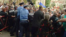Арестованную Тимошенко после суда увезли в автозаке Арестованную Тимошенко после суда увезли в автозаке