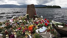 Цветы в память о погибших в двух терактах на острове Утейа Цветы в память о погибших в двух терактах на острове Утейа