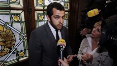 Адвокат Джона Гальяно Орельен Амель в суде Парижа отвечает на вопросы журналистов Адвокат Джона Гальяно Орельен Амель в суде Парижа отвечает на вопросы журналистов
