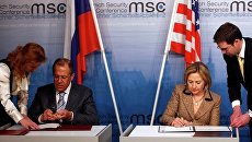 Глава МИД РФ Сергей Лавров и глава госдепартамента США Хиллари Клинтон обменялись ратификационными грамотами Договора СНВ Глава МИД РФ Сергей Лавров и глава госдепартамента США Хиллари Клинтон обменялись ратификационными грамотами Договора СНВ
