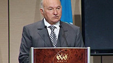 Вернувшийся из отпуска Лужков не стал общаться с журналистами Вернувшийся из отпуска Лужков не стал общаться с журналистами