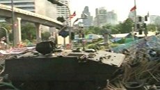 Военные штурмуют лагерь краснорубашечников с помощью бронетехники Военные штурмуют лагерь краснорубашечников с помощью бронетехники