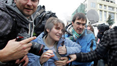Участница панк-группы Pussy Riot Екатерина Самуцевич после освобождения из зала суда Участница панк-группы Pussy Riot Екатерина Самуцевич после освобождения из зала суда