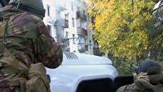 Спецназовцы обстреляли квартиру в пятиэтажке, где скрывались боевики Спецназовцы обстреляли квартиру в пятиэтажке, где скрывались боевики
