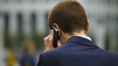 Человек разговаривает по телефону Человек разговаривает по телефону